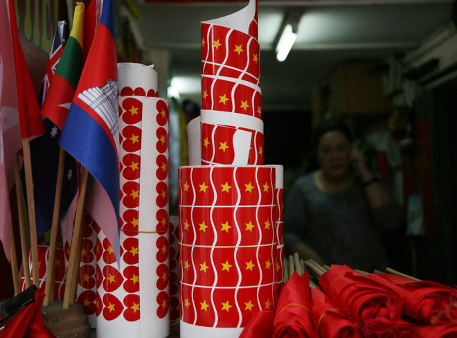 Hà Nội: Người dân ùn ùn kéo đi mua cờ hoa trước trận bóng lịch sử của U23 Việt Nam